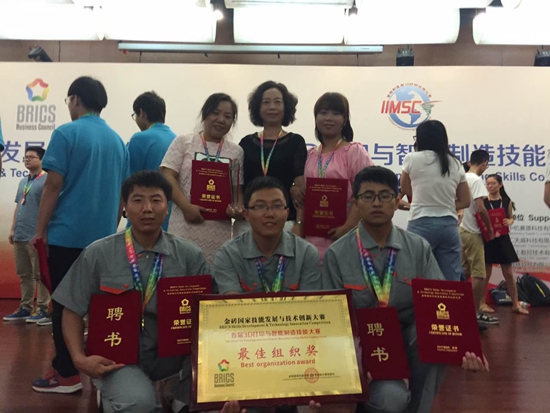 后排左一:马晓莉,中间:永利3044noc院长李慧云,右一:张慧.jpg